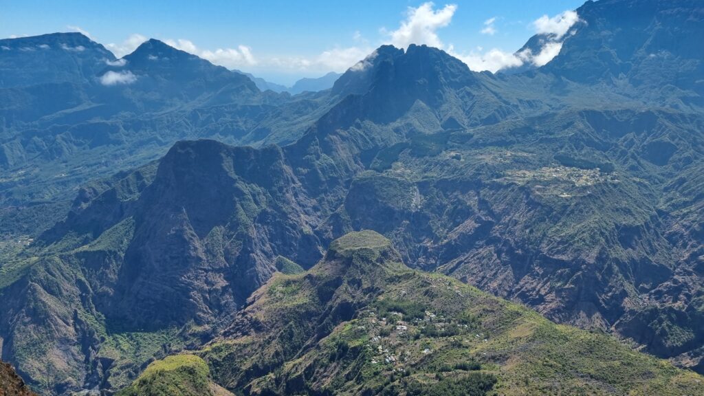 Widok na kalderę Mafatę z wysokości 2190 m.n.p.m