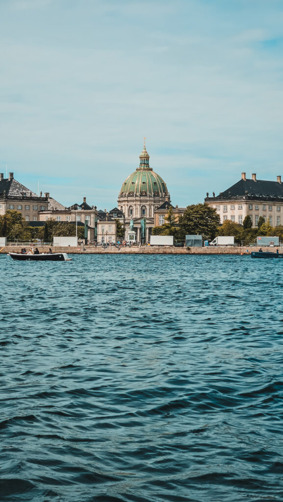 W oddali kościół Marmurowy w Kopenhagdze
