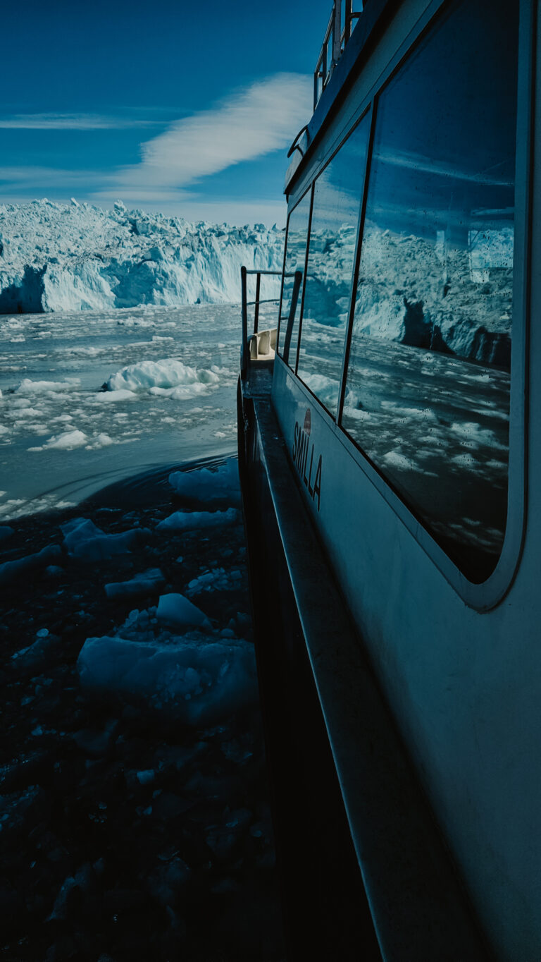 Pokład łodzi płynącej przez fjord na Grenlandii