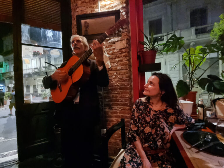 Muzyka na żywo w restauracji w Montevideo w Urugwaju
